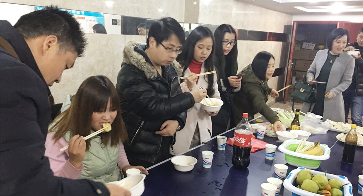 公司开展“冬至包饺子，，，，，，快乐工作”活动